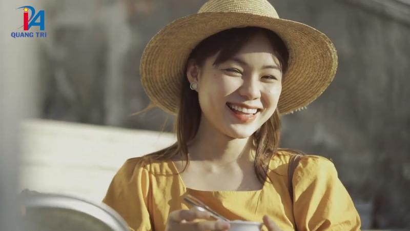 Đĩa bánh ướt lòng heo Quảng Trị với nước chấm đặc trưng.